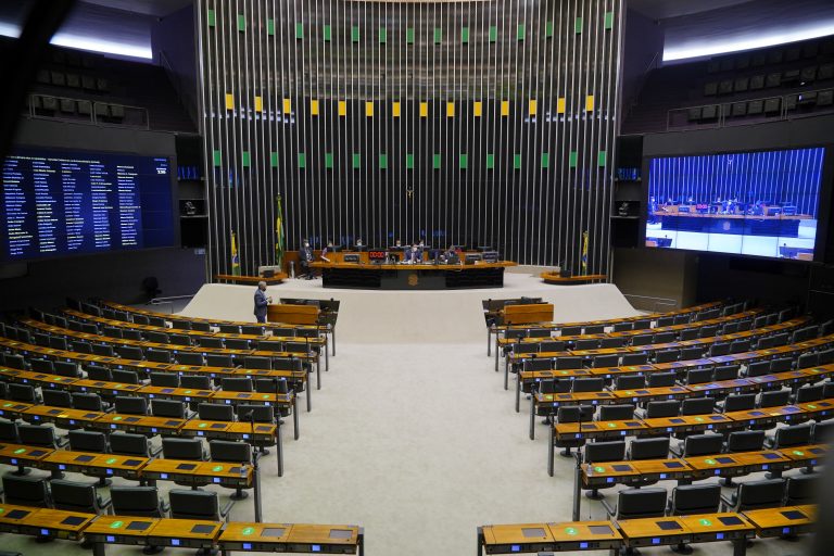 Parlamentares tentam levar projeto do piso da enfermagem ao plenário